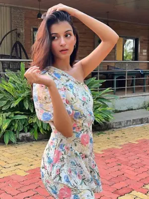 Gauri Pandey 25 Years Old call girl